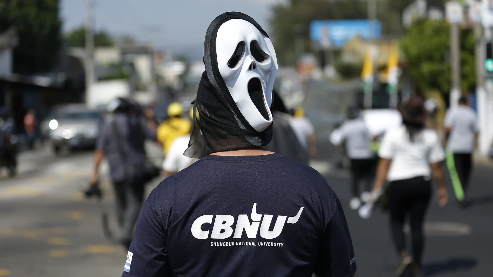 AME6140. SAN SALVADOR (EL SALVADOR), 16/02/2021.- Miles de trabajadores y sindicalistas salvadoreños marchan hoy haciendo un llamado a los diputados que resulten electos en las elecciones del 28 de febrero a nacionalizar las pensiones, ante los pagos de "miseria" que reciben de las administradoras privadas, en San Salvador (El Salvador). Los manifestantes, aglomerados principalmente en el "Movimiento No Más AFP", se concentraron afuera de la Asamblea Legislativa y también dedicaron críticas a los diputados de la oposición. EFE/Rodrigo Sura