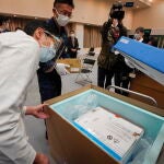 Tokyo (Japan), 16/02/2021.- Hospital staffs check the condition of Pfizer-BioNTech's COVID-19 vaccines at a Tokyo hospital in Japan, 16 February 2021. Japan will begin its vaccination starting with some 40,000 medical workers on 17 February 2021 after the government approved its first vaccine on 14 February 2021. (Japón, Tokio) EFE/EPA/KIMIMASA MAYAMA / POOL