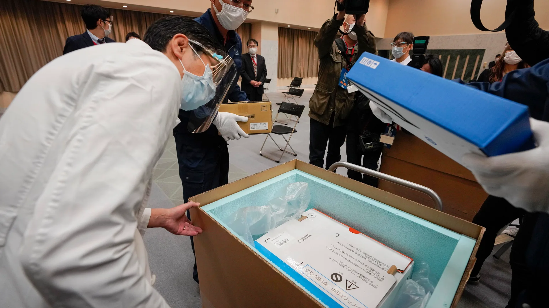 Tokyo (Japan), 16/02/2021.- Hospital staffs check the condition of Pfizer-BioNTech's COVID-19 vaccines at a Tokyo hospital in Japan, 16 February 2021. Japan will begin its vaccination starting with some 40,000 medical workers on 17 February 2021 after the government approved its first vaccine on 14 February 2021. (Japón, Tokio) EFE/EPA/KIMIMASA MAYAMA / POOL