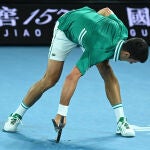 Djokovic no aguantó y destrozó su raqueta en el partido de cuartos ante Zverev en el Open de Australia
