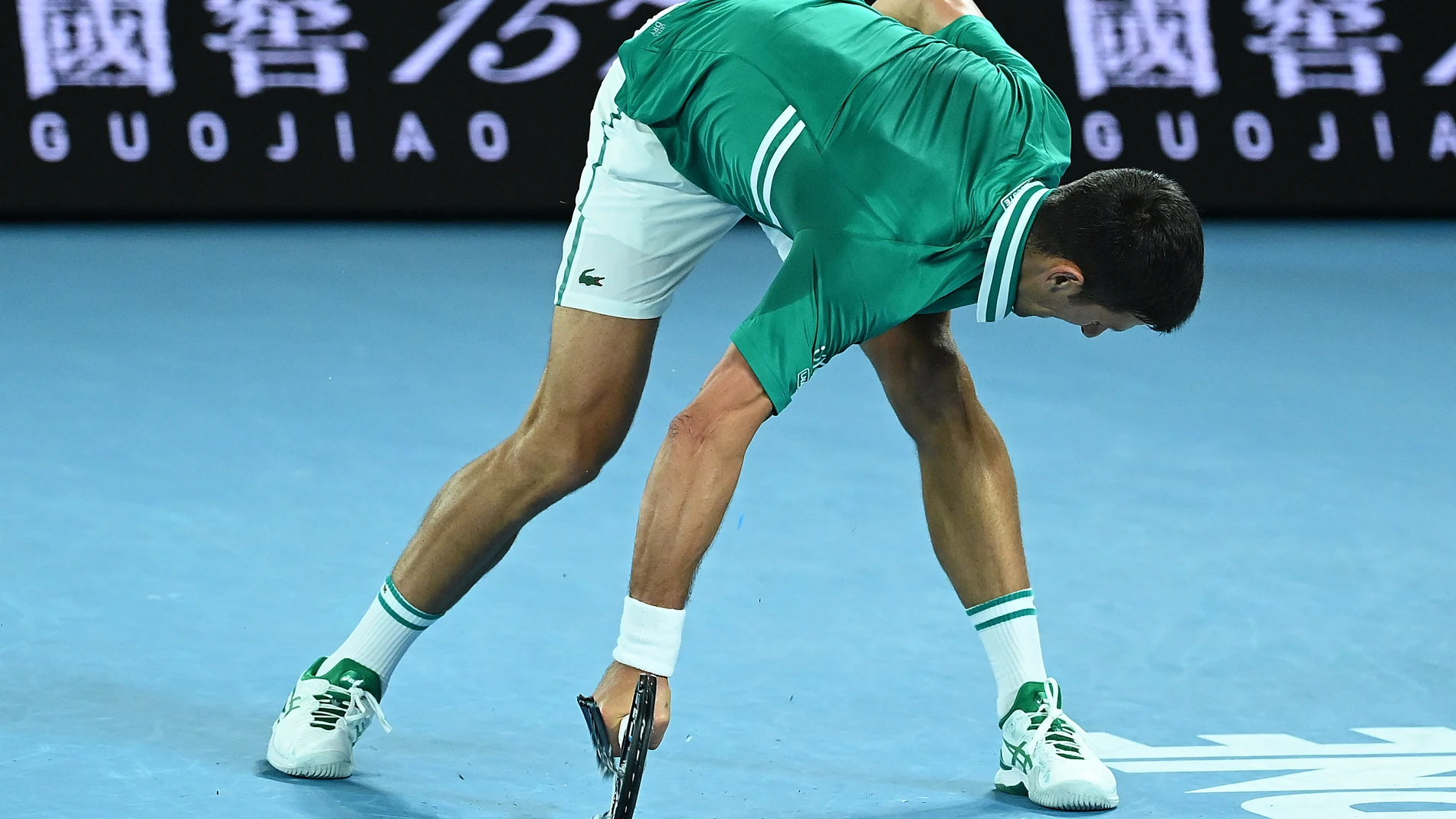 Djokovic no aguantó y destrozó su raqueta en el partido de cuartos ante Zverev en el Open de Australia