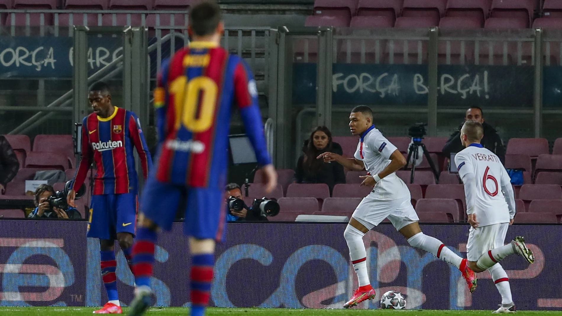Kylian Mbappe celebra, ante Messi, el gol del empate entre el Barcelona y el PSG