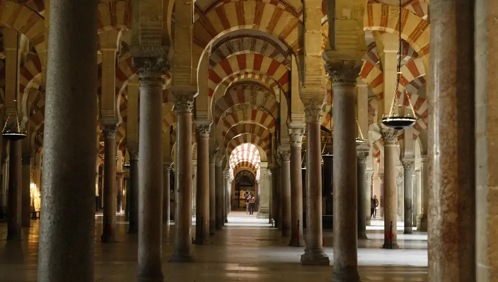 El interior de la Mezquita de Córdoba . JESUS G. FERIA.