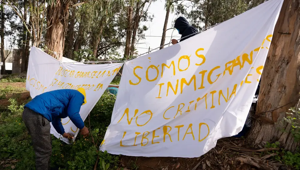 Unos 60 inmigrantes alojados en el campamento de Las Raíces, en La Laguna (Tenerife), han pasado la noche en colchones fuera del centro en protesta por su situación.