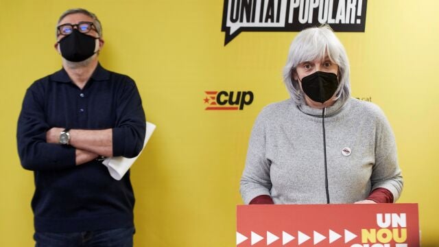 Los candidatos de la CUP en las pasadas elecciones catalanas, Dolors Sabater y Carles Riera, durante la rueda de prensa.
