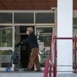 Un anciano sale de un centro residencial para mayores en Sevilla. María José López / Europa Press