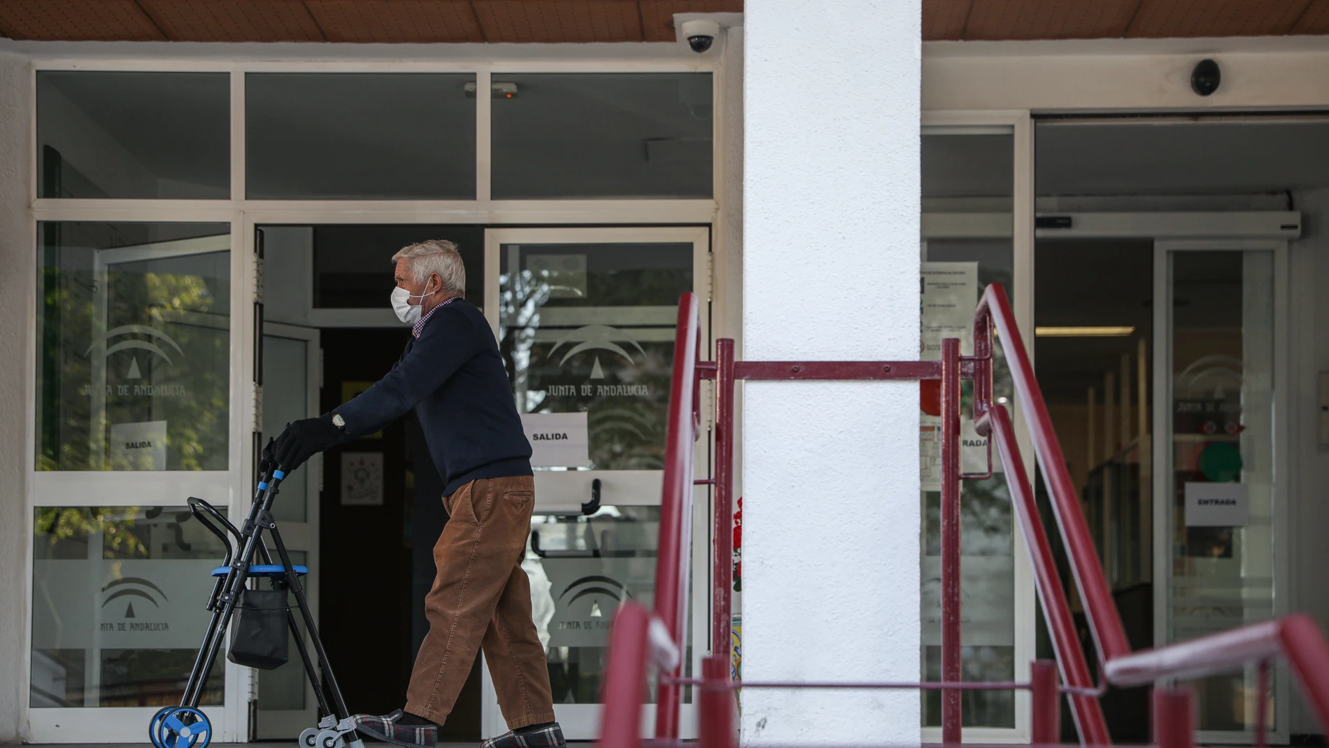 Un anciano sale de un centro residencial para mayores en Sevilla. María José López / Europa Press
