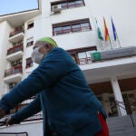 Una anciana sale de un centro residencial para mayores. María José López / Europa Press