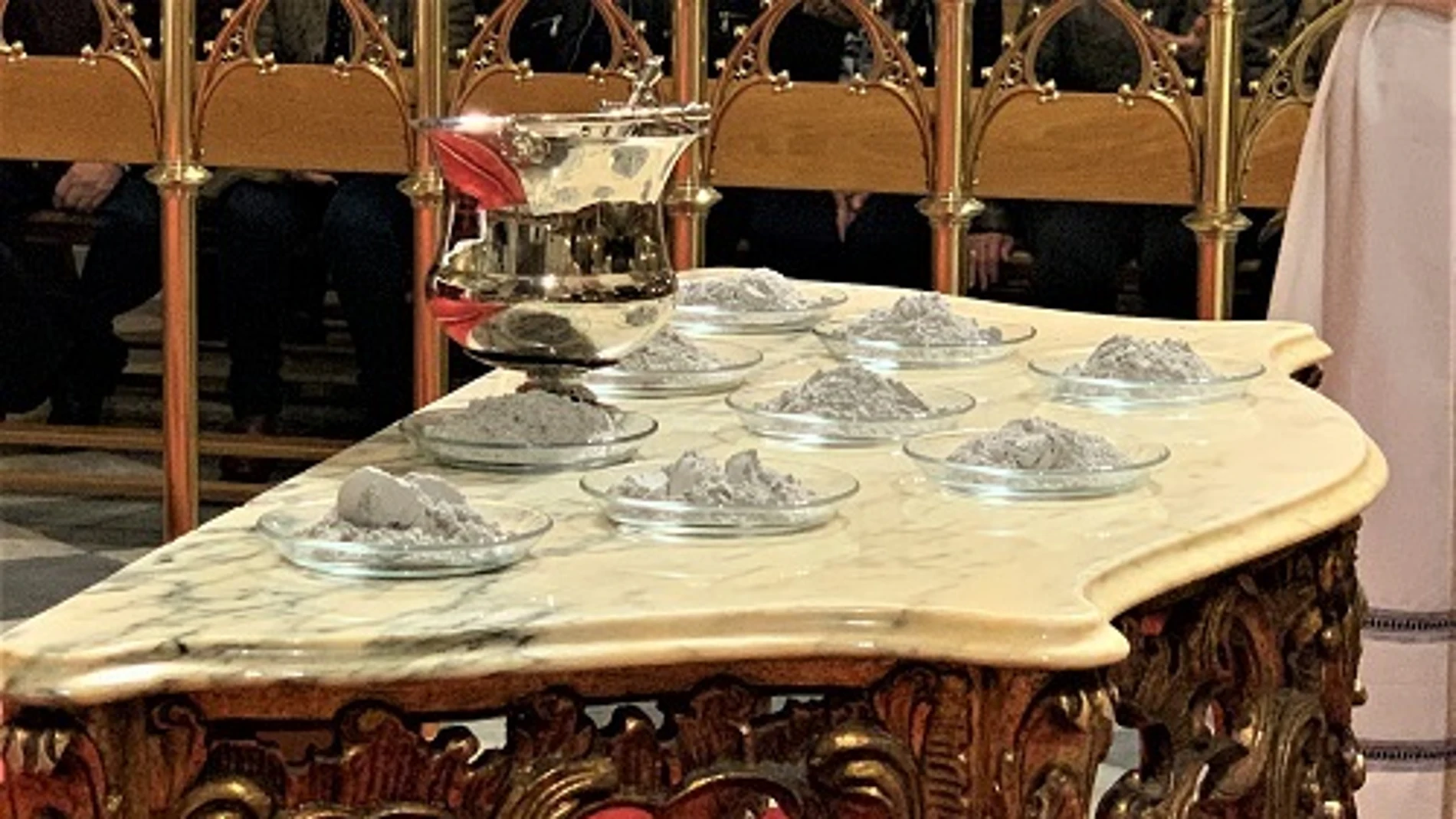 Altar y elementos de consagrar