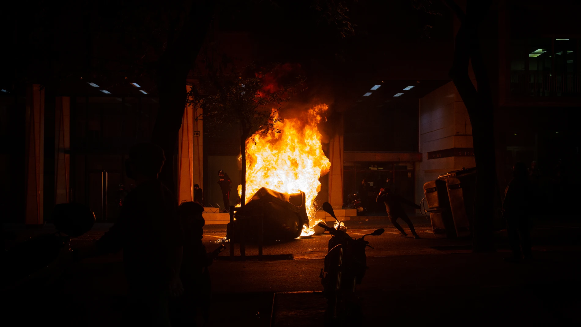 Un contenedor ardiendo tras la manifestación en apoyo a Pablo Hasel en Barcelona, Cataluña