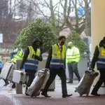 Trabajadores llevan el equipaje de pasajeros al hotel Holiday Inn cerca del aeropuerto de Heathrow, el pasado martes