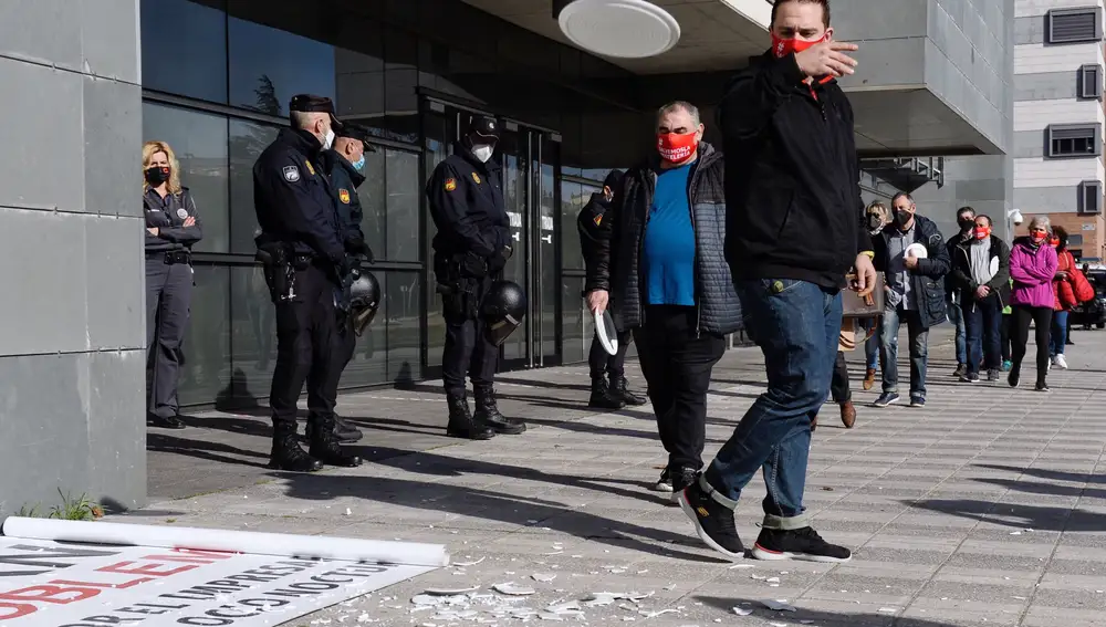 VALLADOLID16/02/2021.- Manifestantes rompen platos frente a la Delegación de Hacienda durante la nueva protesta convocada este martes por la Asociación Provincial de Empresarios de Hostelería de Valladolid bajo el lema “Nos hacen pagar los platos rotos”, y que mantendrán hasta que las condiciones de trabajo para el sector hostelero sean las idóneas para desarrollar su actividad, o hasta que las ayudas directas comiencen a llegar. EFE/NACHO GALLEGO