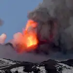 El volcán Etna, situado en Sicilia (sur de Italia), ha entrado este martes en erupción