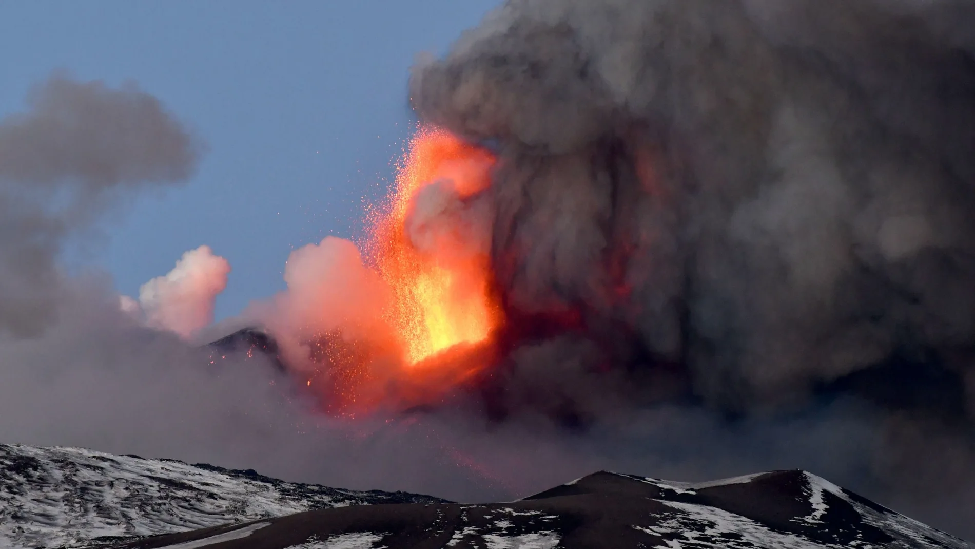 El volcán Etna, situado en Sicilia (sur de Italia), ha entrado este martes en erupción