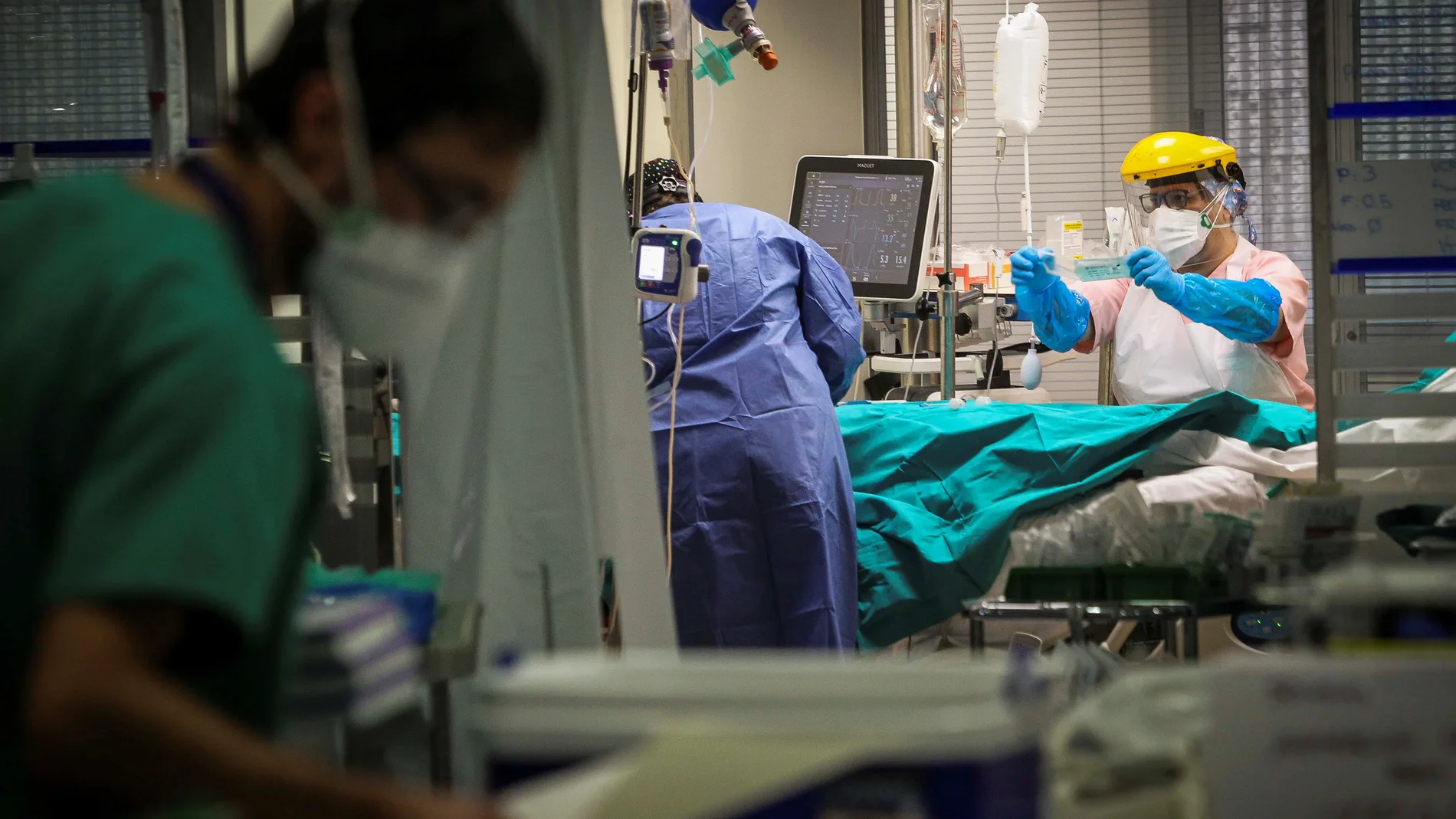 Varios sanitarios trabajan en la Unidad de Cuidados Intensivos de Coronavirus del Hospital de Galdácano (Vizcaya)