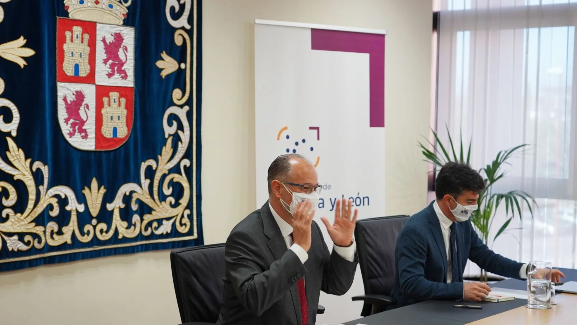 El presidente de las Cortes y de la Fundación Castilla y León, Luis Cortes, junto al director, Juan Zapatero, durante la reunión telemática con los miembros de la Universidad de Burgos,