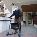 Un anciano sale de un centro residencial para mayores,