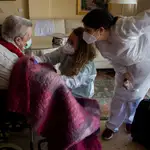 Las enfermeras Estefania y Manuela acuden al domicilio de Francisca Tomás de 99 años, para adminsitrarle la primera dosis de vacuna contra la Covid-19