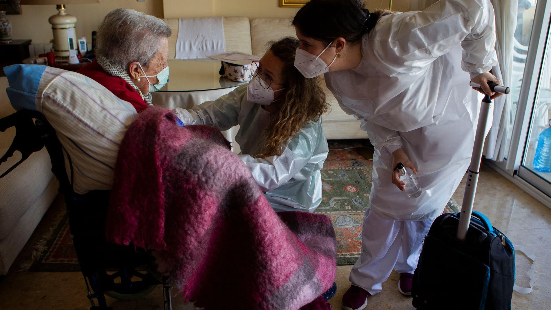 Las enfermeras Estefania y Manuela acuden al domicilio de Francisca Tomás de 99 años, para adminsitrarle la primera dosis de vacuna contra la Covid-19