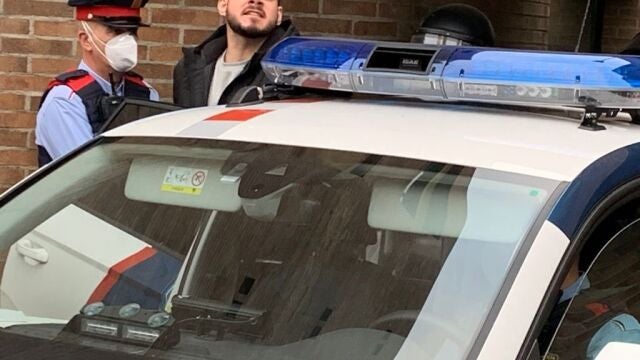 Los Mossos introducen detenido en el coche de policía al rapero Pablo Hasel, en la Universitat de Lleida, Cataluña (España) a 16 de febrero de 2021.