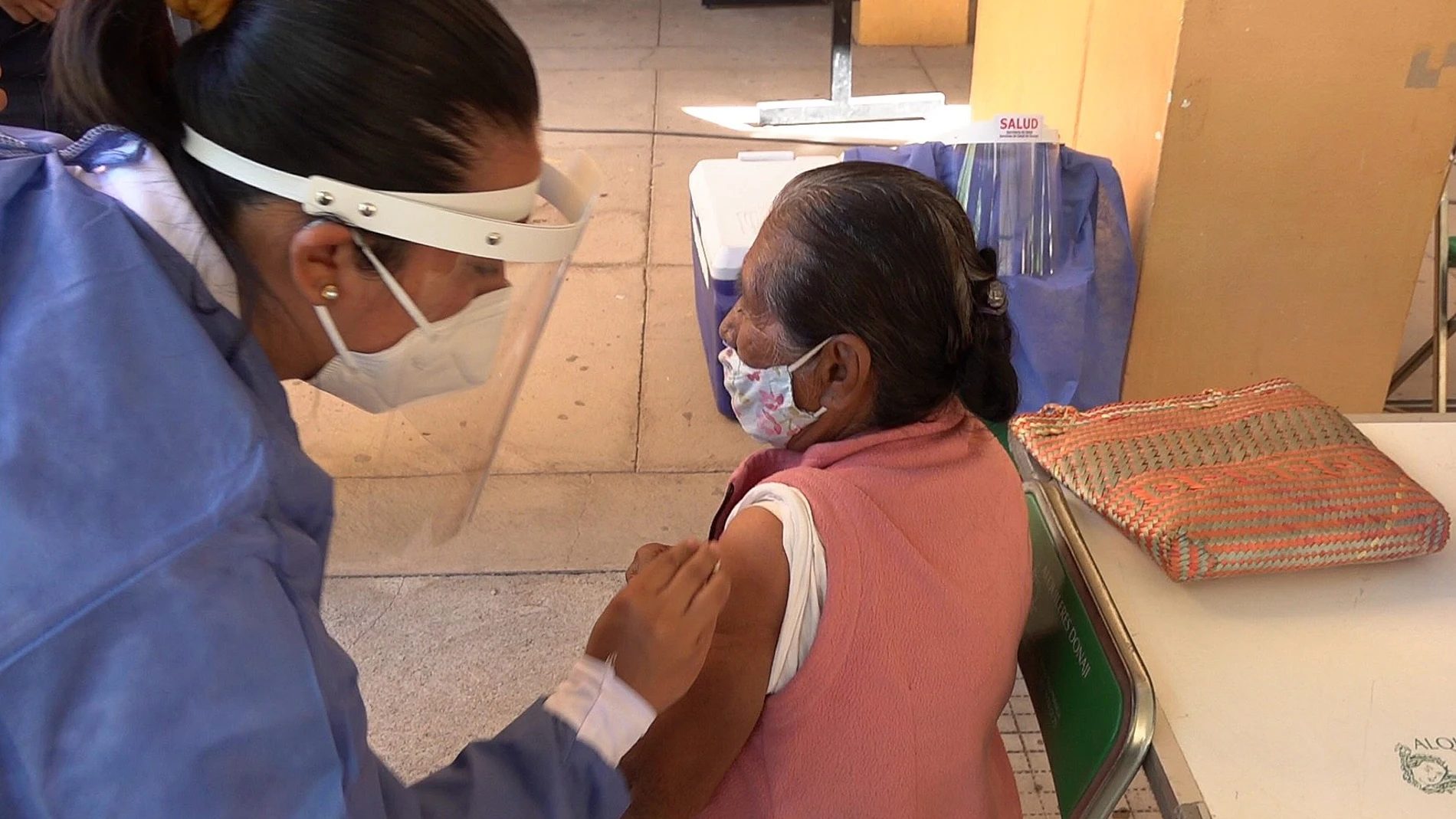 Imagen de archivo: una mujer adulta recibe la vacuna contra la covid-19 en el poblado de Cuicatlán, en el estado de Oaxaca (México)