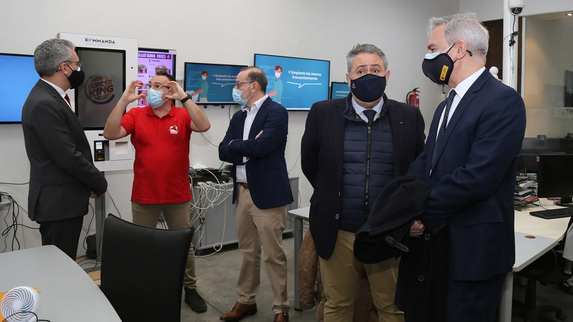 El delegado del Gobierno en Castilla y León, Javier Izquierdo (I); junto a los socios de la empresa Rafael Hornos (2D), Enrique Hornos(2I) y Juan Carlos Martín (C), visita la empresa ICON Multimedia, en Palencia; y le acompaña el subdelegado del Gobierno en Palencia, Ángel Miguel