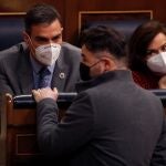 Pedro Sánchez y la vicepresidenta Carmen Calvo conversan con el portavoz de ERC Gabriel Rufián en el Congreso