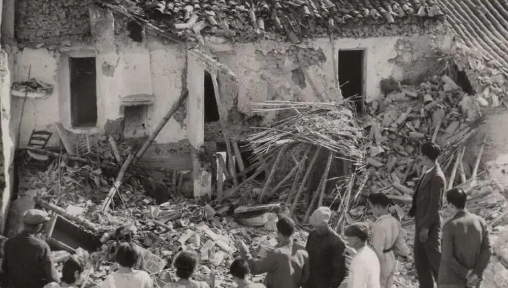 Casa destrozada por una bomba en el barrio de La Villa, en Cabra