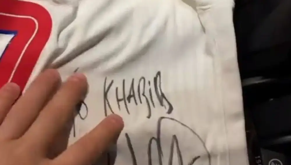La camiseta firmada mostrada por Kharib