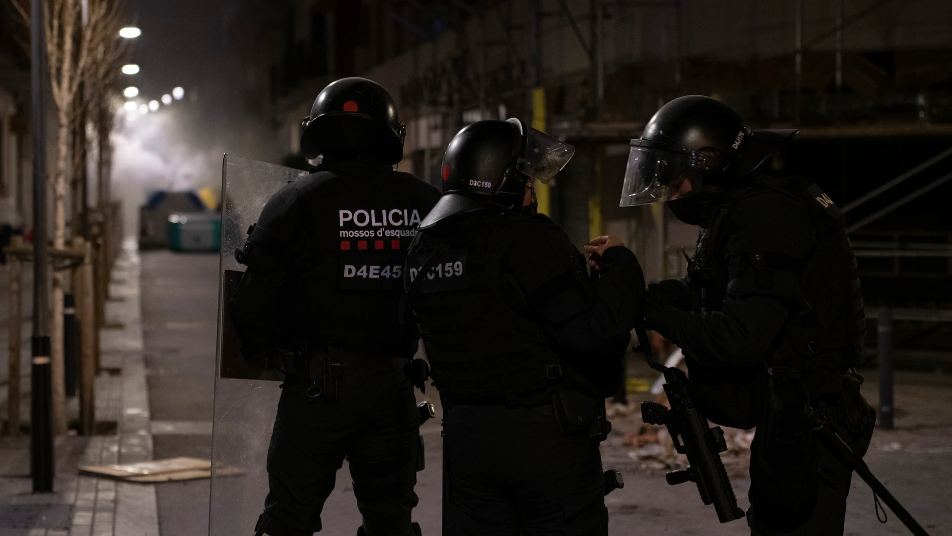Mossos d' Esquadra contra manifestantes que apoyan a Pablo Hasel durante los disturbios en Lleida (España)