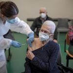 Una anciana recibe la primera dosis de la vacuna contra el coronavirus