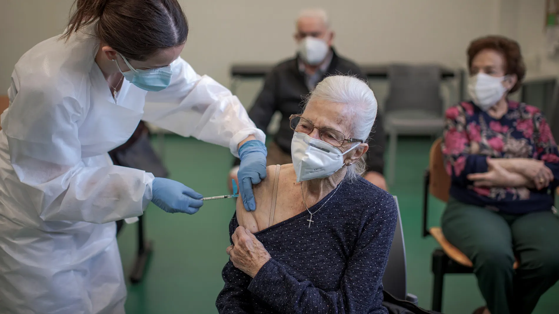 Una anciana recibe la primera dosis de la vacuna contra el coronavirus