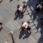 Clientes de un restaurante toman el aperitivo sentados en la terraza, en la Plaza de Las Flores de Murcia