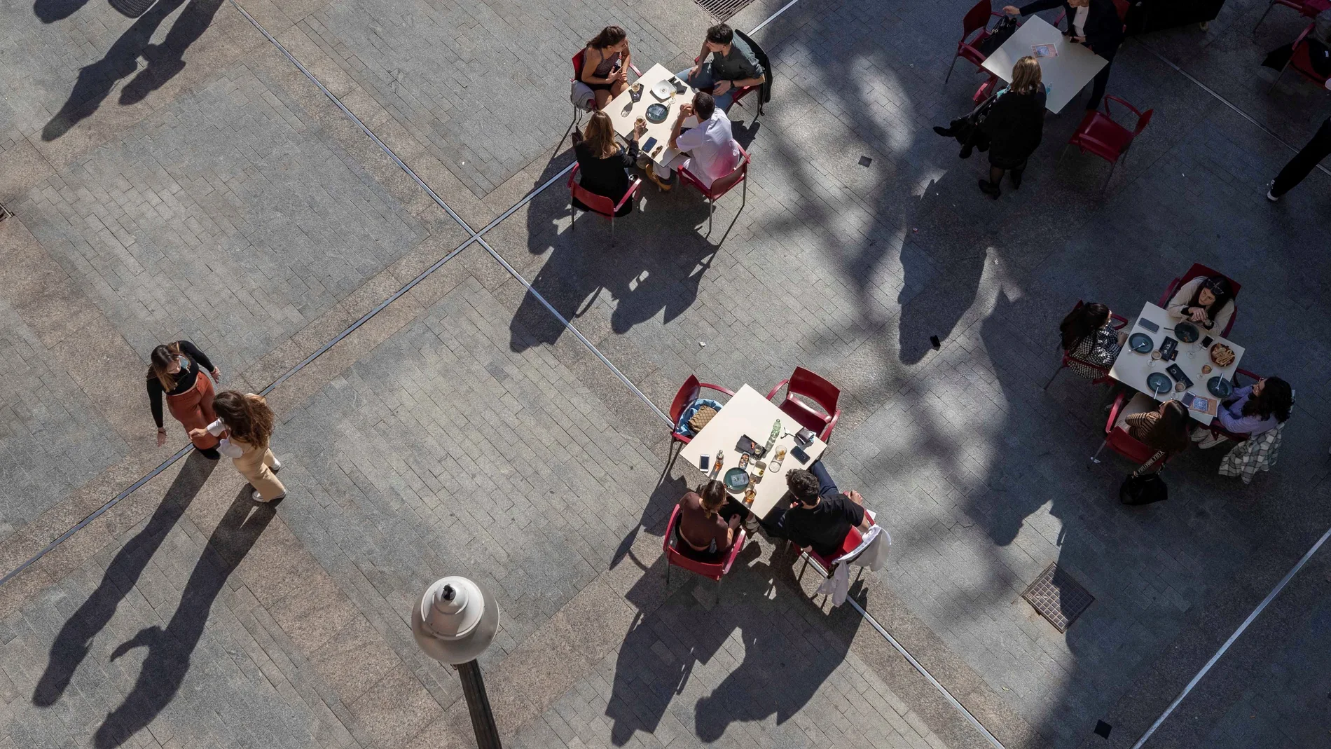 Clientes de un restaurante toman el aperitivo sentados en la terraza, en la Plaza de Las Flores de Murcia