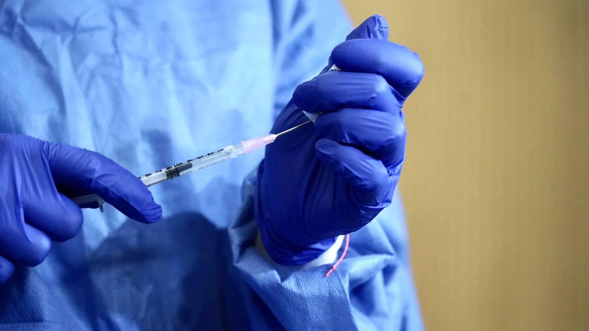 Una enfermera sostiene una jeringuilla con la vacuna contra la COVID-19 en un dispositivo instalado en la clínica IMQ de Zorrotzaurre, en Bilbao