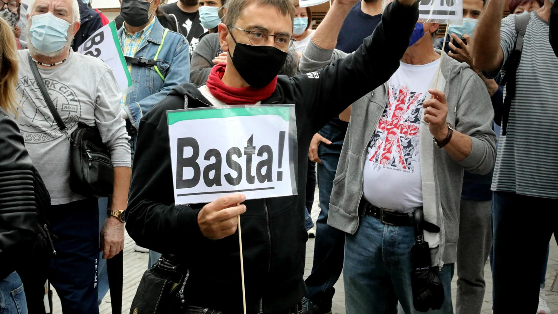 Juan Carlos Monedero durante una protesta en la Plaza de la Asamblea de la Comunidad de Madrid contra las medidas del Gobierno de Isabel Díaz Ayuso