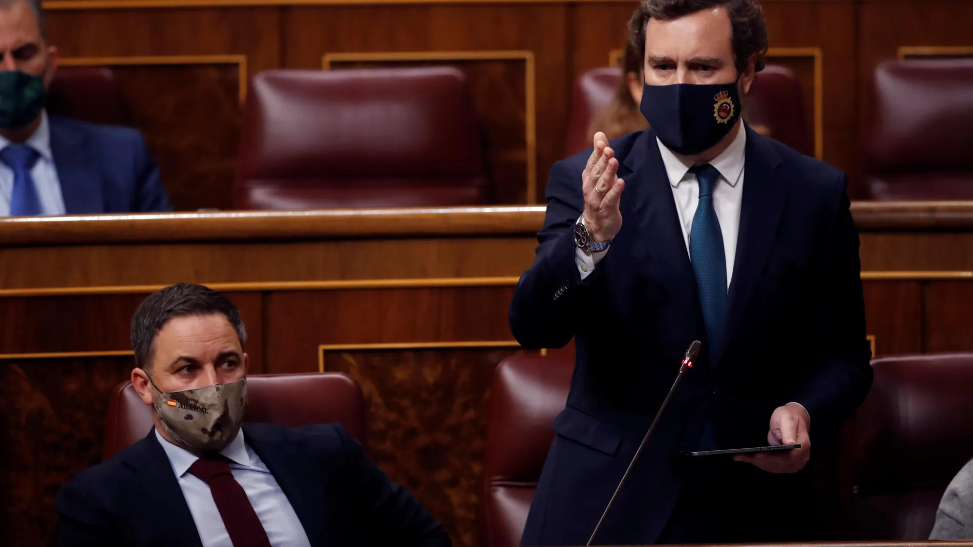 El portavoz de VOX en el Congreso, Iván Espinosa de los Monteros (d), interviene en presencia del líder de su partido, Santiago Abascal
