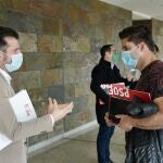 El secretario general del PSOECyL y portavoz en las Cortes de Castilla y León, Luis Tudanca, y el coordinador del Área de Fomento y Medio Ambiente en las Cortes de Castilla y León, José Luis Vázquez, se reúnen con la Plataforma de Bomberos Profesionales de Castilla y León.