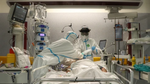 Facultativos atienden a un paciente con Covid-19 en la UCI del Hospital Reina Sofía de Córdoba