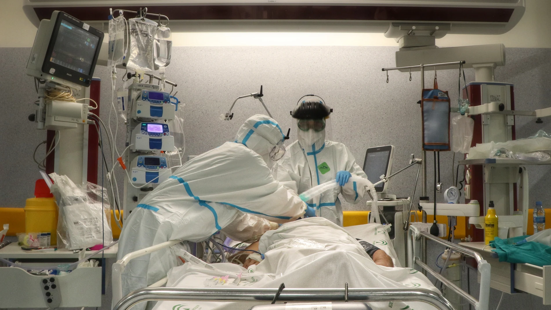 Facultativos atienden a un paciente con Covid-19 en la UCI del Hospital Reina Sofía de Córdoba
