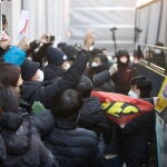 Un grupo de gente protesta junto a un autobús de la prisión que transporta a la mujer acusada de abusar y matar a su hija adoptiva de dieciséis meses