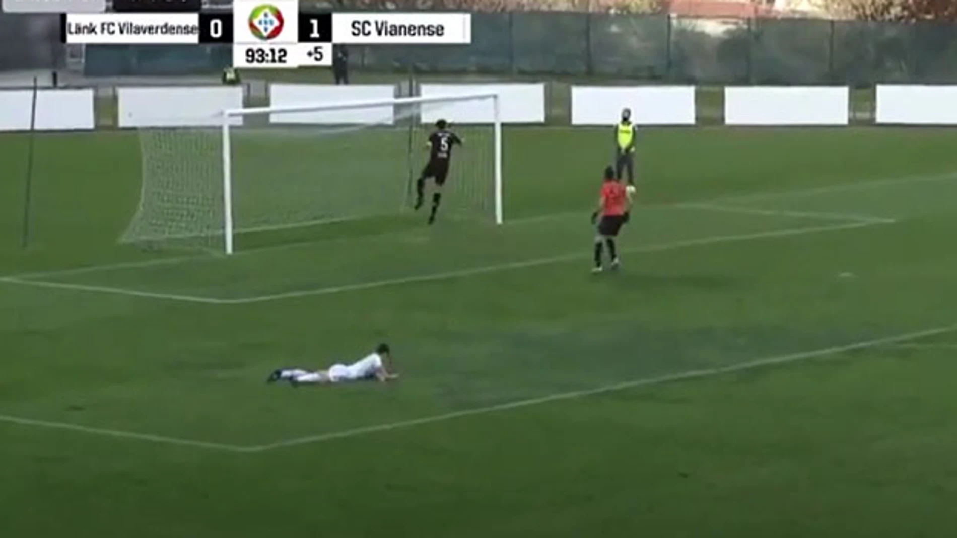 Momento en el que Rui Faria marca en propia puerta en el Vilaverdense-Vianense.