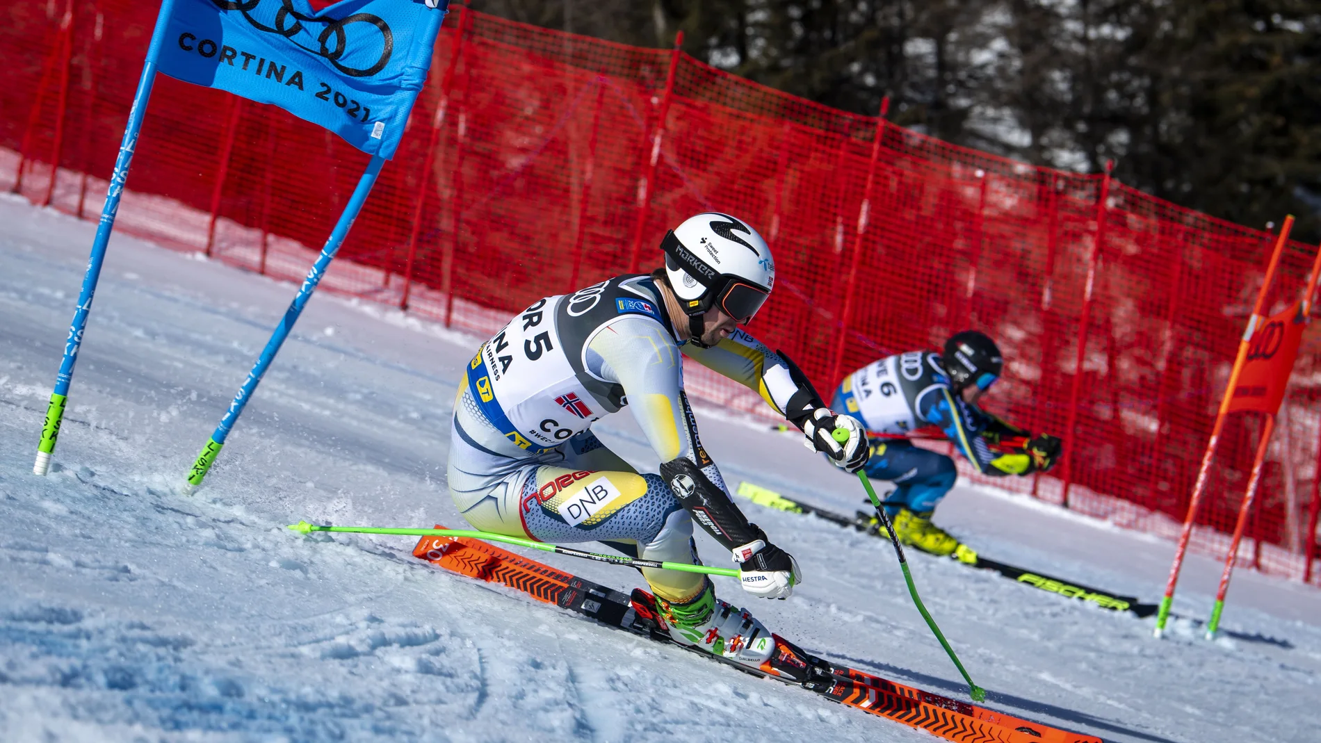 Sebastian Foss-Solevaag, de Noruega, en acción contra Kristoffer Jakobsen, de Suecia, durante la gran final de la prueba por equipos de esquí alpino en los Campeonatos del Mundo de Esquí Alpino FIS 2021 en Cortina d'Ampezzo, Italia, el 17 de febrero de 2021. EFE/EPA/JEAN-CHRISTOPHE BOTT