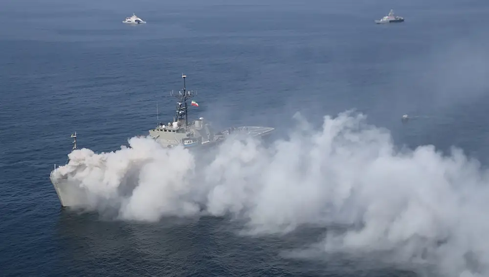 Un destructor naval ruso participa con un barco en los ejercicios navales en el Océano Índico
