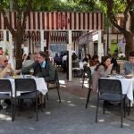 Clientes de un restaurante a la hora de la comida, en la Plaza de Las Flores de Murcia.