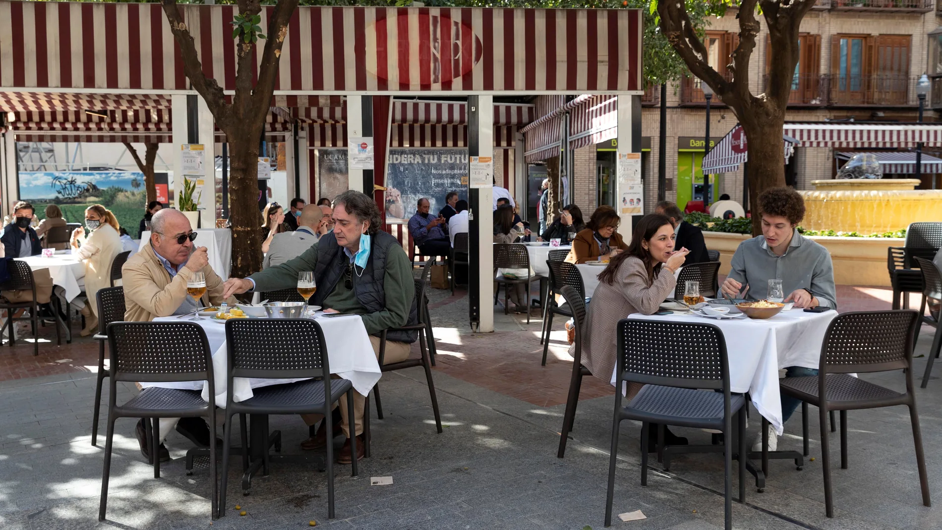 Clientes de un restaurante a la hora de la comida, en la Plaza de Las Flores de Murcia.