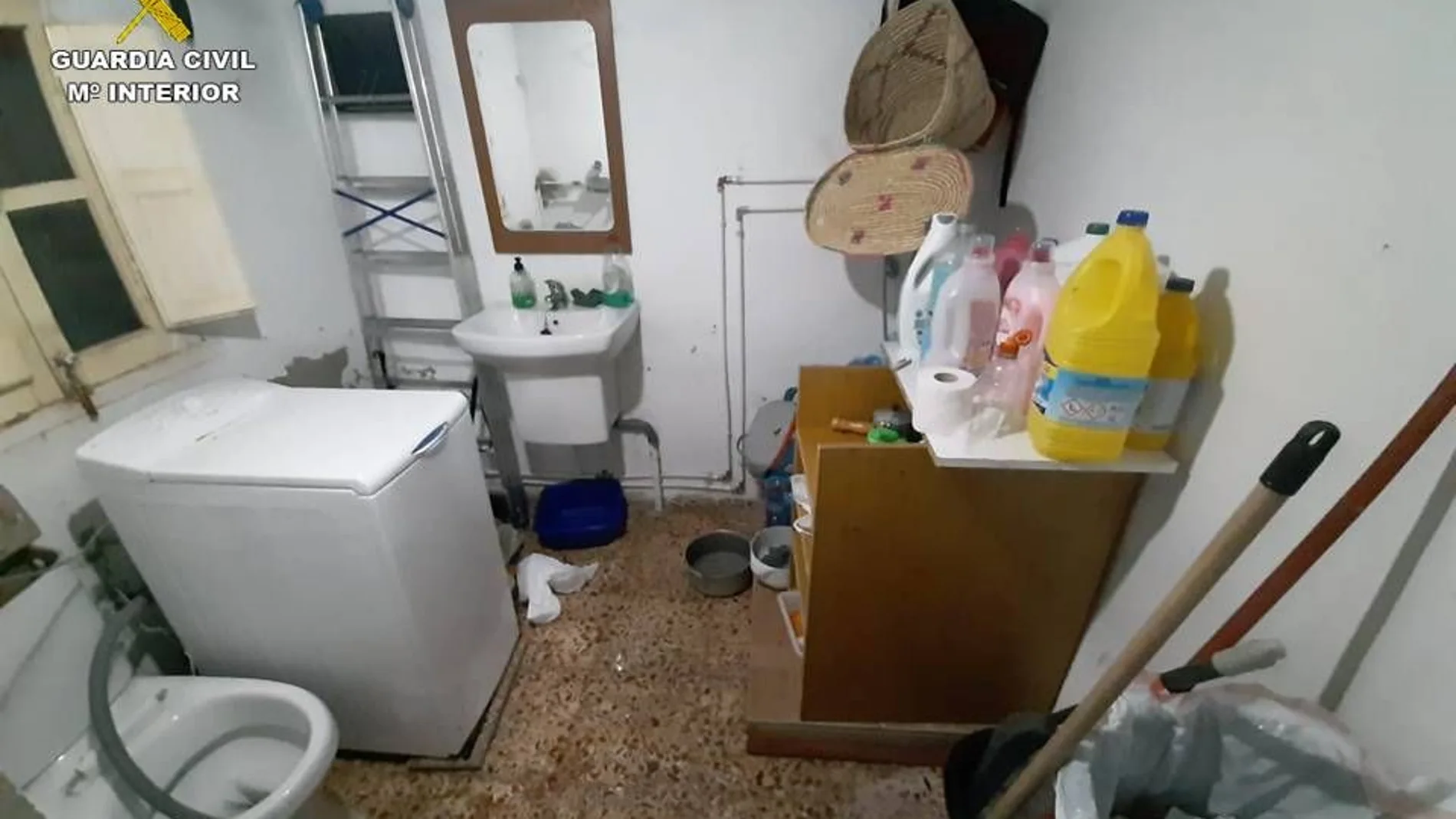Garaje en la que vivió durante un año una mujer en Agost (Valencia)