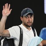 Aslan Karatsev se despide del público tras caer en las semifinales del Open de Australia ante Djokovic