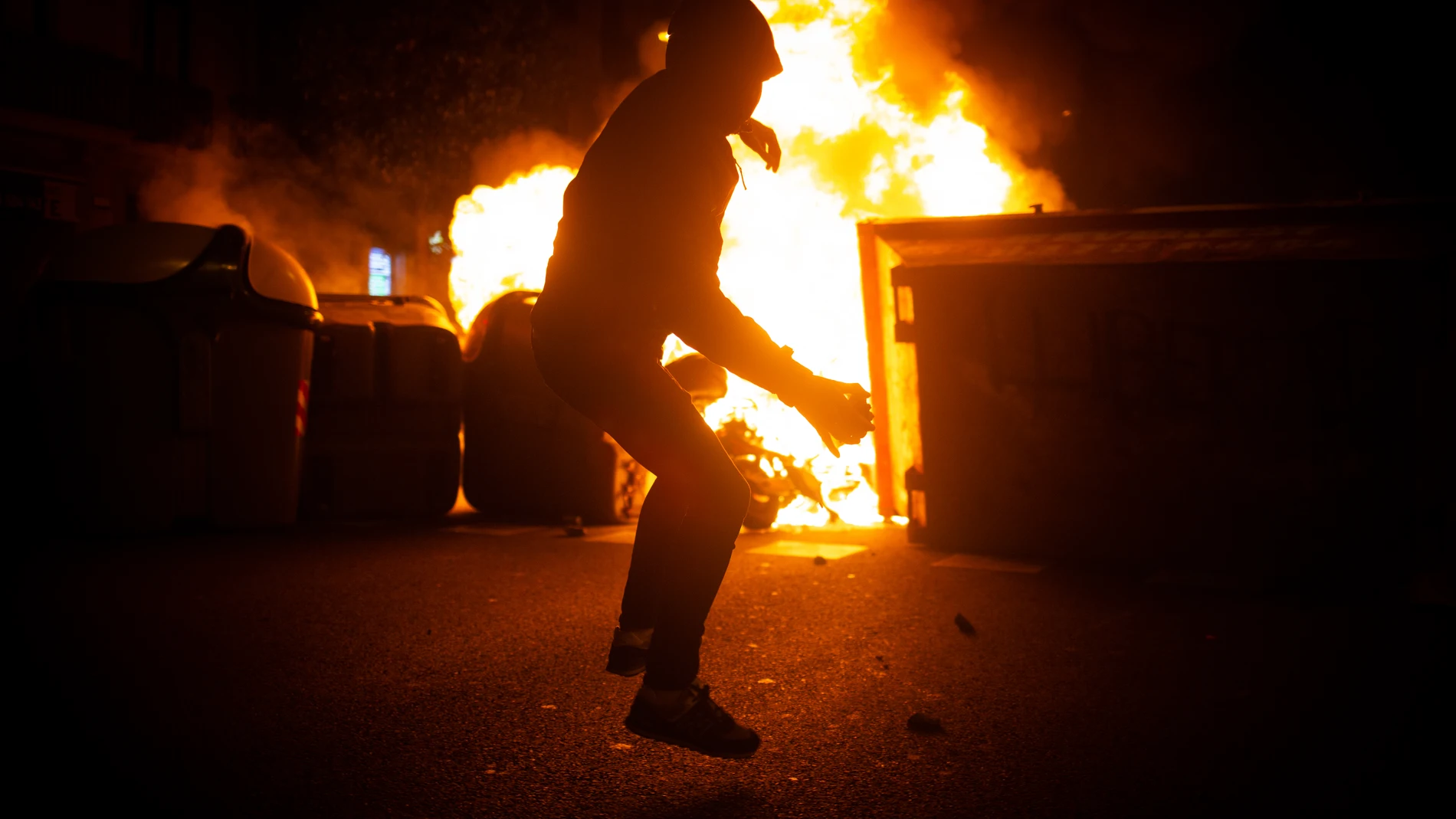 Manifestantes queman contenedores durante una manifestación contra el encarcelamiento del rapero y poeta Pablo Hasel en Barcelona.