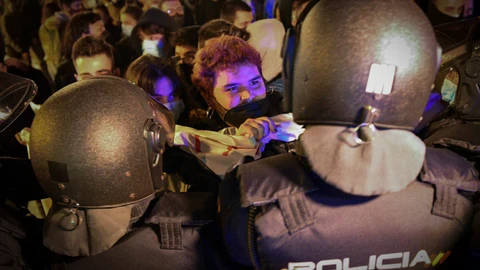 Varios agentes de la Policía Nacional contra los manifestantes durante una manifestación contra el encarcelamiento del rapero y poeta Pablo Hasel, en Plaza San Agustí, en Valencia, Comunidad Valenciana (España), a 18 de febrero de 2021. El rapero Pablo Hasel ingresó la mañana del martes pasado en el centro penitenciario de Ponent, en Lleida, tras ser arrestado por los Mossos d'Esquadra. Está condenado por la Audiencia Nacional a dos años, cuatro meses y quince días de cárcel por los delitos de enaltecimiento del terrorismo e injurias a la corona. Como consecuencia a su encarcelamiento, durante dos noches consecutivas se han producido protestas en varios puntos de España, que han dejado que han dejado un total de más de 40 detenidos y un centenar de heridos.18 FEBRERO 2021Jorge Gil / Europa Press18/02/2021